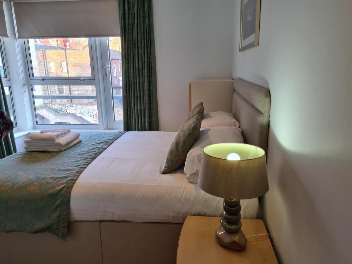 Appartamento The Park - Holyrood Road With Free Parking Edimburgo Esterno foto