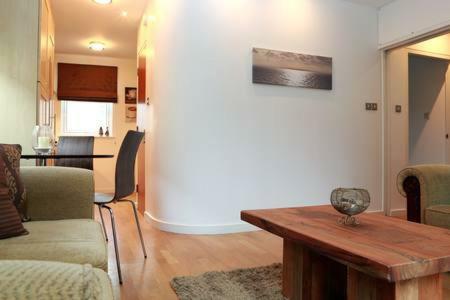 Appartamento The Park - Holyrood Road With Free Parking Edimburgo Esterno foto