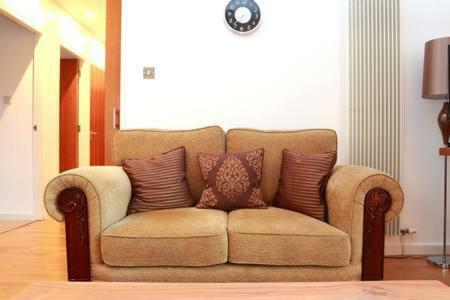 Appartamento The Park - Holyrood Road With Free Parking Edimburgo Esterno foto